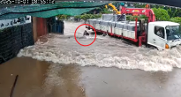 Tài xế xe tải phóng nhanh giữa đường ngập ở Hà Nội, sóng nước hất ngã người đi bộ